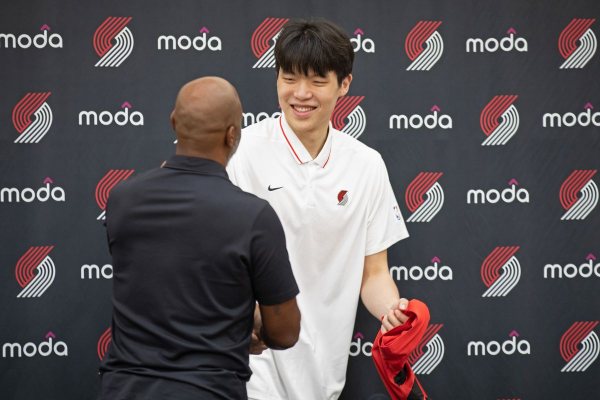 富裕配 曝杨瀚森统治开拓者试训！获主帅称赞全场最佳 扣篮王之子很无奈